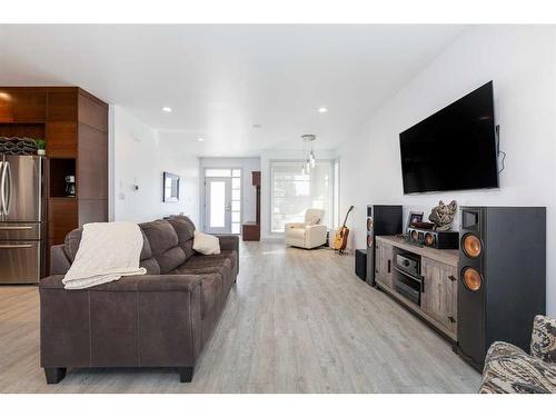 87 Jessie Robinson Close North, Lethbridge, AB - Indoor Photo Showing Living Room