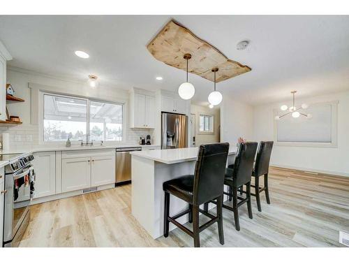 145 S 200 E, Raymond, AB - Indoor Photo Showing Kitchen With Upgraded Kitchen