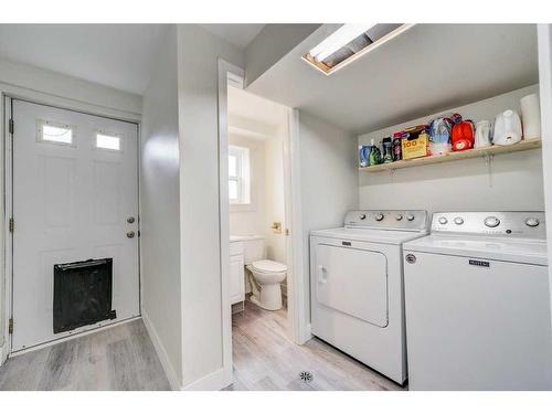 145 S 200 E, Raymond, AB - Indoor Photo Showing Laundry Room