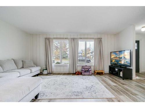 145 S 200 E, Raymond, AB - Indoor Photo Showing Living Room