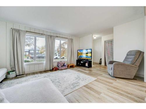 145 S 200 E, Raymond, AB - Indoor Photo Showing Living Room