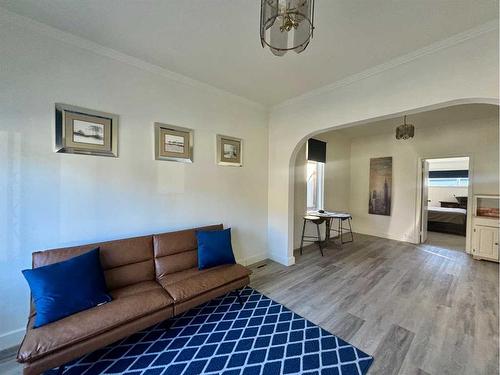 6730 17Th Avenue, Coleman, AB - Indoor Photo Showing Living Room