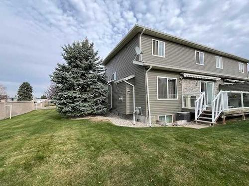 34 Fairway Village, Taber, AB - Outdoor