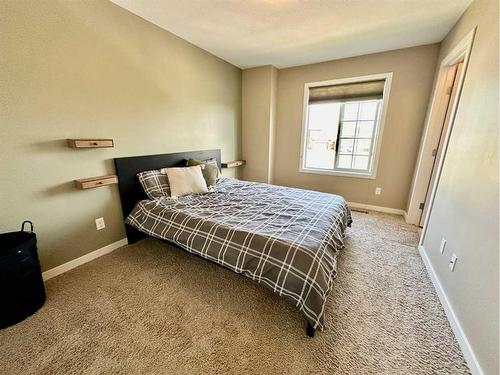 334 Mt Sundance Landing West, Lethbridge, AB - Indoor Photo Showing Bedroom