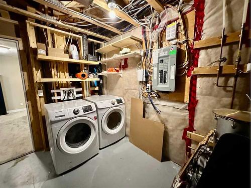 334 Mt Sundance Landing West, Lethbridge, AB - Indoor Photo Showing Laundry Room