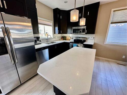 334 Mt Sundance Landing West, Lethbridge, AB - Indoor Photo Showing Kitchen With Double Sink