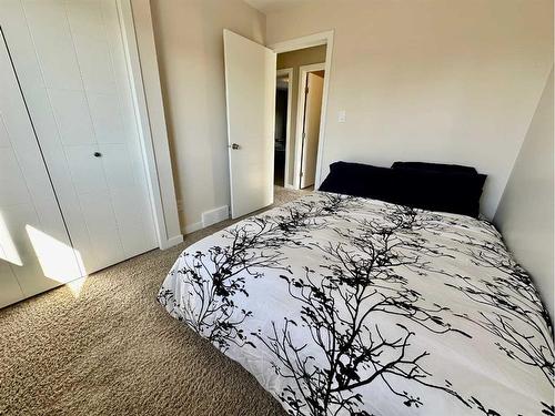 334 Mt Sundance Landing West, Lethbridge, AB - Indoor Photo Showing Bedroom