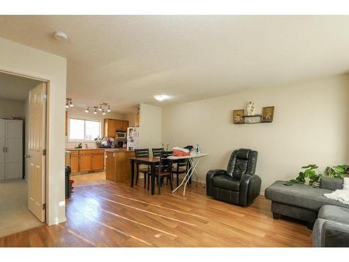 6-109 Silkstone Road West, Lethbridge, AB - Indoor Photo Showing Living Room