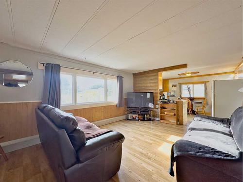 19-6101 20 Avenue, Coleman, AB - Indoor Photo Showing Living Room