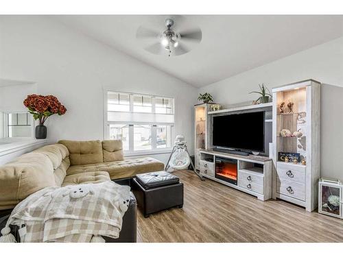 4631 62A Avenue, Taber, AB - Indoor Photo Showing Living Room