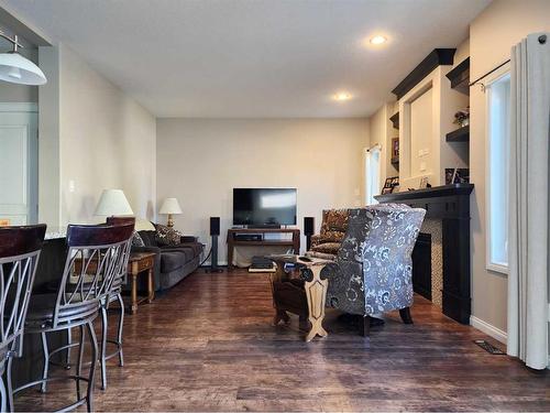 709 Twinriver Loop West, Lethbridge, AB - Indoor Photo Showing Living Room