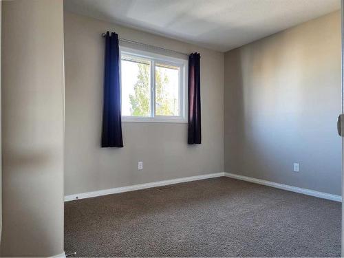 709 Twinriver Loop West, Lethbridge, AB - Indoor Photo Showing Other Room