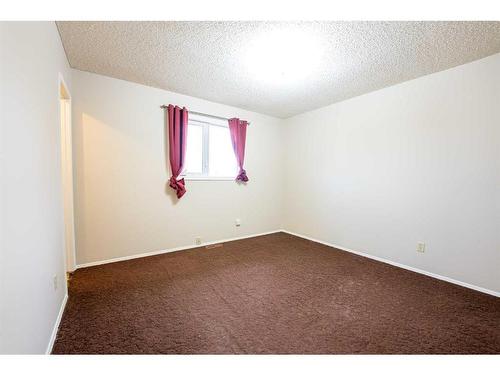 145W 300N, Raymond, AB - Indoor Photo Showing Other Room