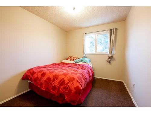 145W 300N, Raymond, AB - Indoor Photo Showing Bedroom