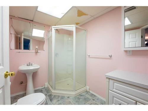 145W 300N, Raymond, AB - Indoor Photo Showing Bathroom