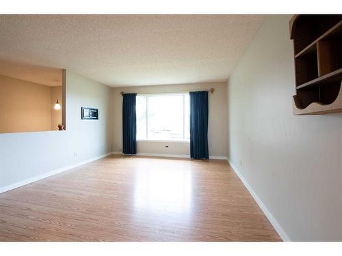 145W 300N, Raymond, AB - Indoor Photo Showing Other Room