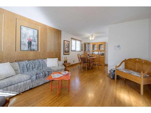 1717 15 Avenue South, Lethbridge, AB - Indoor Photo Showing Living Room