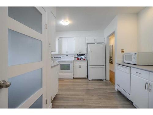 1717 15 Avenue South, Lethbridge, AB - Indoor Photo Showing Kitchen