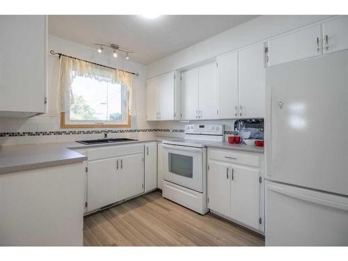 1717 15 Avenue South, Lethbridge, AB - Indoor Photo Showing Kitchen