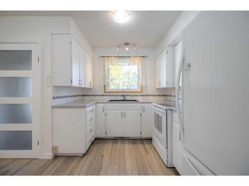 1717 15 Avenue South, Lethbridge, AB - Indoor Photo Showing Kitchen