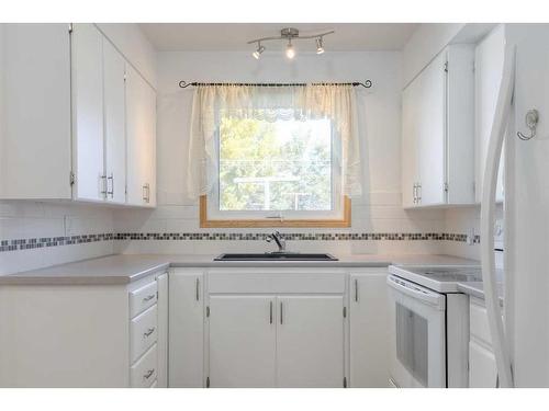 1717 15 Avenue South, Lethbridge, AB - Indoor Photo Showing Kitchen