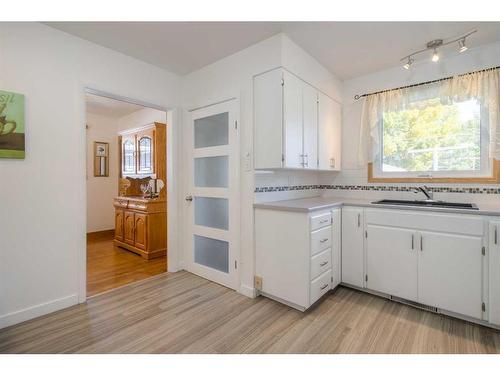 1717 15 Avenue South, Lethbridge, AB - Indoor Photo Showing Kitchen