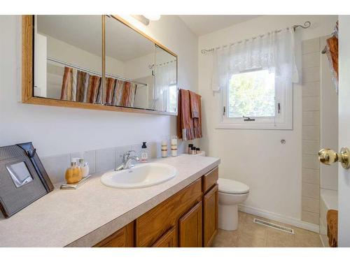 1717 15 Avenue South, Lethbridge, AB - Indoor Photo Showing Bathroom