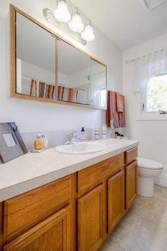 1717 15 Avenue South, Lethbridge, AB - Indoor Photo Showing Bathroom