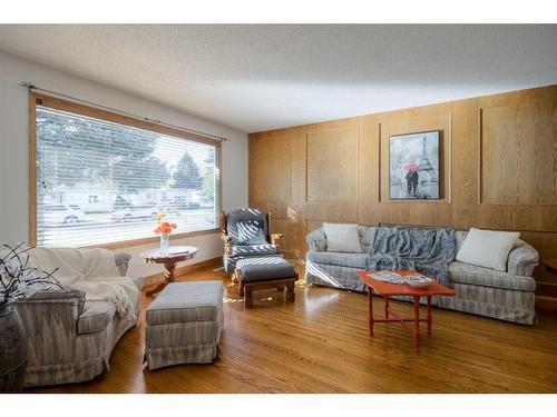 1717 15 Avenue South, Lethbridge, AB - Indoor Photo Showing Living Room