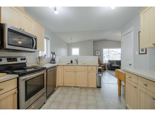 108 Mt Sundance Crescent West, Lethbridge, AB - Indoor Photo Showing Kitchen