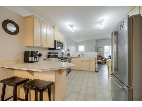 108 Mt Sundance Crescent West, Lethbridge, AB - Indoor Photo Showing Kitchen