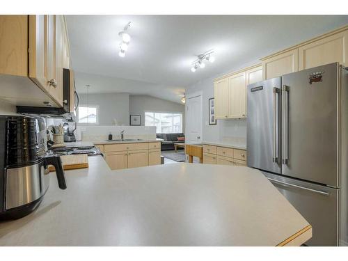 108 Mt Sundance Crescent West, Lethbridge, AB - Indoor Photo Showing Kitchen