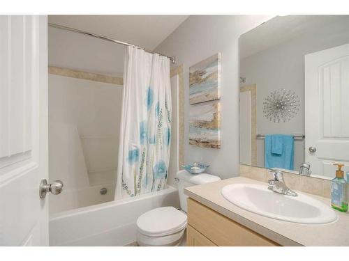 108 Mt Sundance Crescent West, Lethbridge, AB - Indoor Photo Showing Bathroom