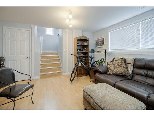 108 Mt Sundance Crescent West, Lethbridge, AB - Indoor Photo Showing Living Room