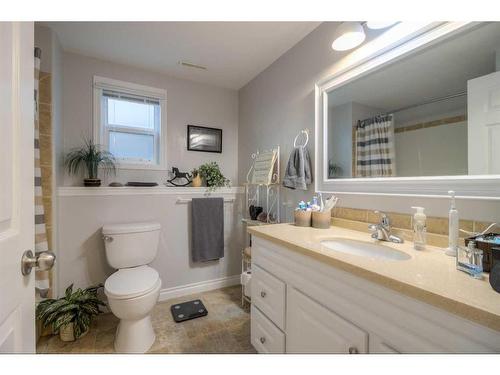 108 Mt Sundance Crescent West, Lethbridge, AB - Indoor Photo Showing Bathroom