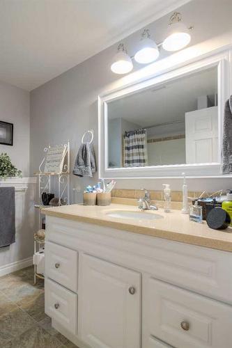 108 Mt Sundance Crescent West, Lethbridge, AB - Indoor Photo Showing Bathroom