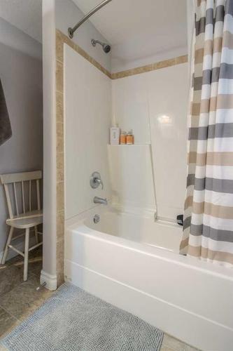 108 Mt Sundance Crescent West, Lethbridge, AB - Indoor Photo Showing Bathroom