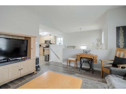 108 Mt Sundance Crescent West, Lethbridge, AB - Indoor Photo Showing Living Room