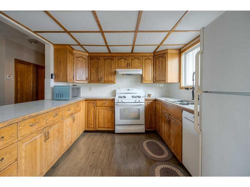 2219 20 Avenue, Coaldale, AB - Indoor Photo Showing Kitchen With Double Sink