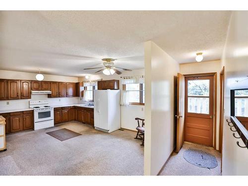 81 N 200 E, Raymond, AB - Indoor Photo Showing Kitchen