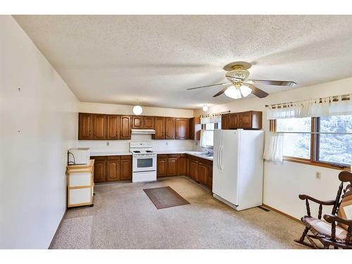 81 N 200 E, Raymond, AB - Indoor Photo Showing Kitchen