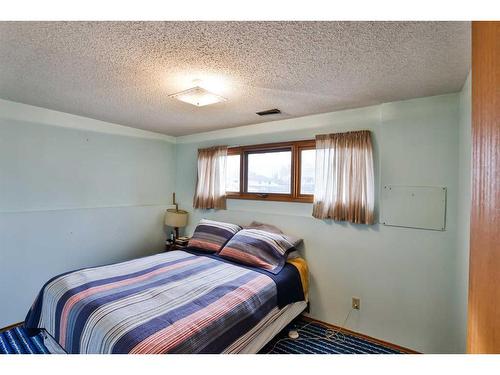 81 N 200 E, Raymond, AB - Indoor Photo Showing Bedroom