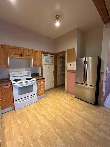 325S 100 West, Raymond, AB - Indoor Photo Showing Kitchen