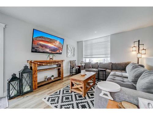 1004 24 Avenue, Coaldale, AB - Indoor Photo Showing Living Room