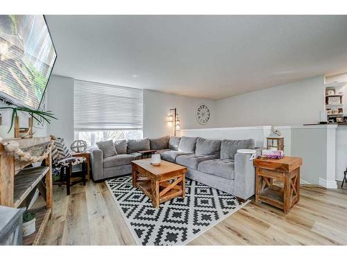 1004 24 Avenue, Coaldale, AB - Indoor Photo Showing Living Room