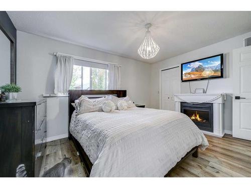 1004 24 Avenue, Coaldale, AB - Indoor Photo Showing Bedroom