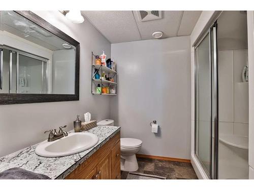 5608 55 Street, Taber, AB - Indoor Photo Showing Bathroom