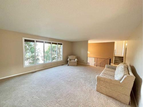 2005 37 Street South, Lethbridge, AB - Indoor Photo Showing Living Room