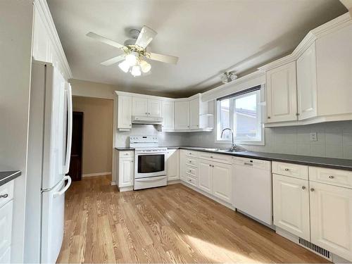 2005 37 Street South, Lethbridge, AB - Indoor Photo Showing Kitchen