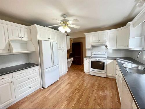 2005 37 Street South, Lethbridge, AB - Indoor Photo Showing Kitchen With Double Sink